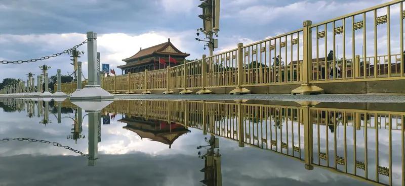 取得一点儿成绩，就开始摇头晃脑、目中无人；遇到一点儿挫折，就不断唉声叹气、自我否