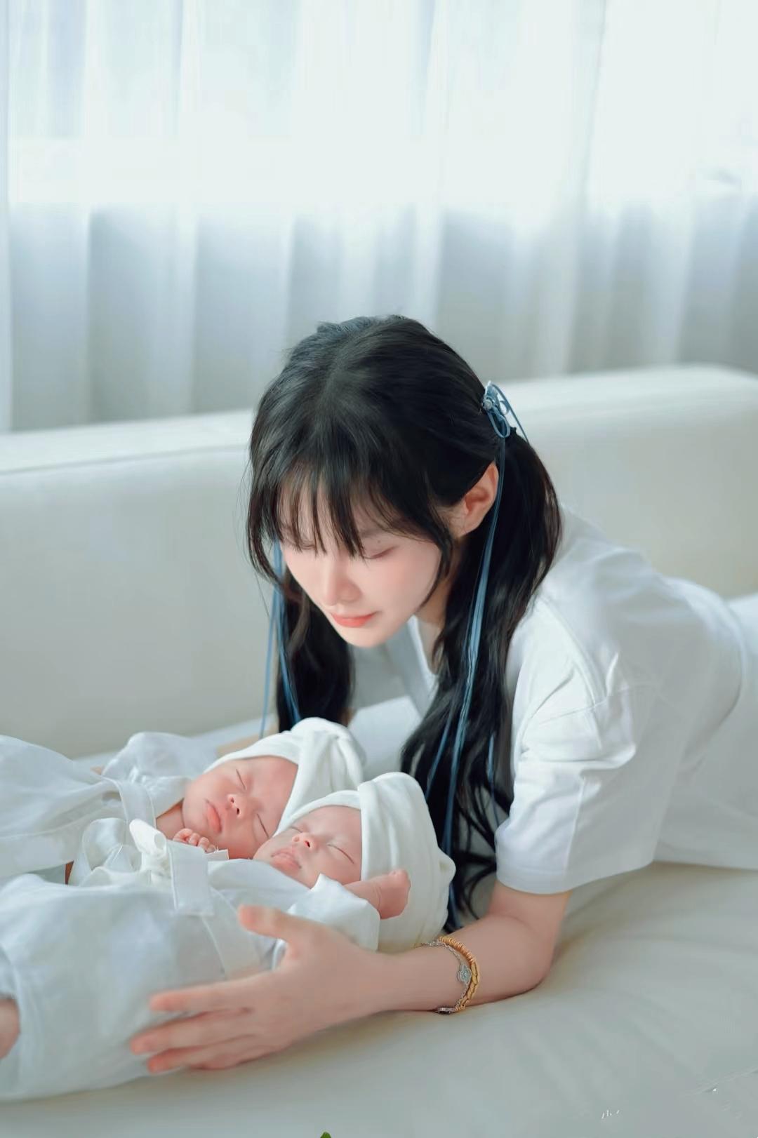 人生必须按“毕业-工作-结婚-生子”的剧本走？大三意外怀双胞胎，搁谁都得慌，可这