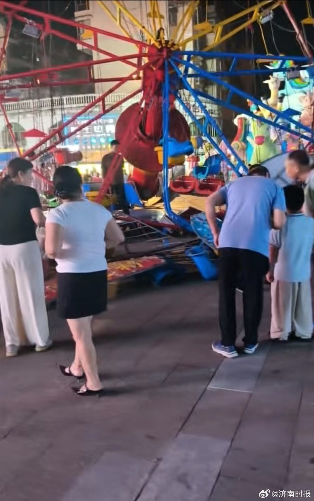 【#抚州一游乐设施倒塌致3孩子受伤#，官方：“轻微擦伤，伤情不大”】#官方回应游