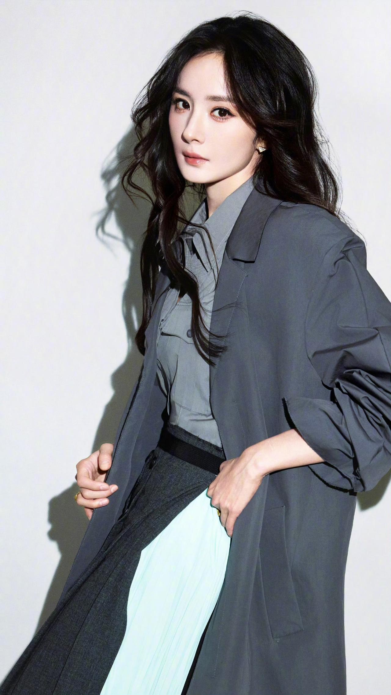 谁说穿Prada一定要严肃刻板？
杨幂偏要带着点随性慵懒，把高奢穿成日常。
松弛