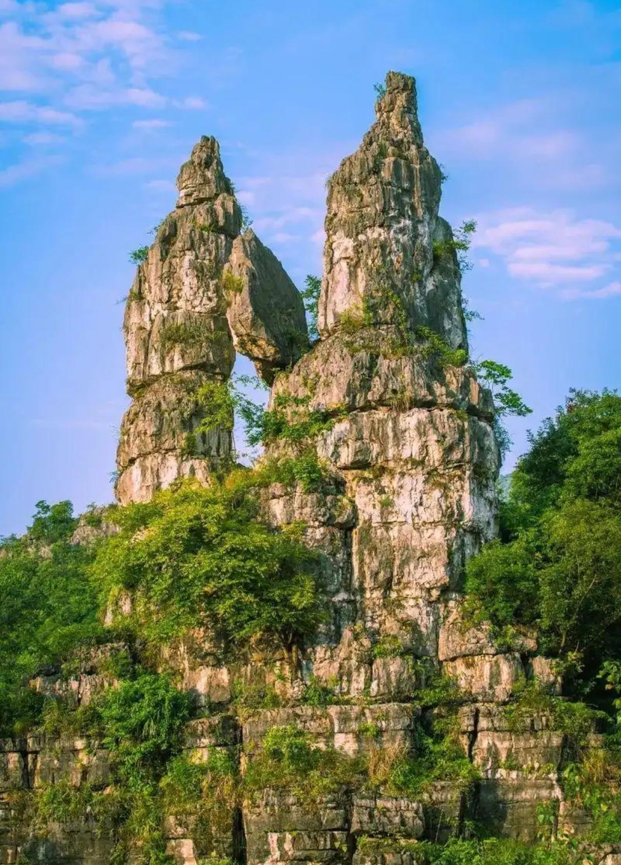 藏着亿年岩溶秘境。
地表石海绵延如凝固沧波，石峰嶙峋，夫妻峰含情伫立，石浪叠涌尽