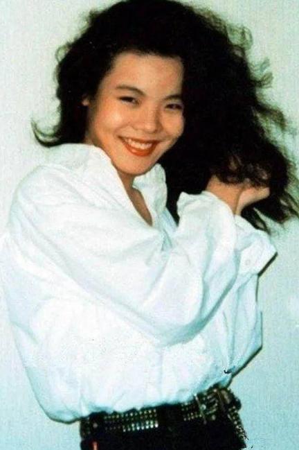 1999年，28岁的谢津洗完澡后，从23层高楼一跃而下，临终时，她说对母亲说：“