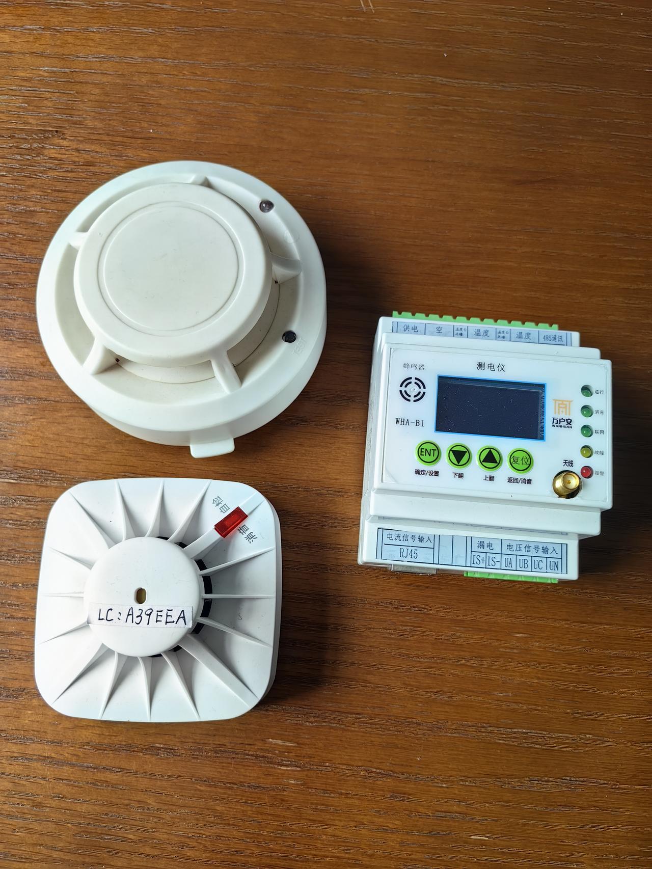 今日分享随手拍照片烟雾报警器有没有用？肯定有用，起火了可以第一时间知道，但是烟雾