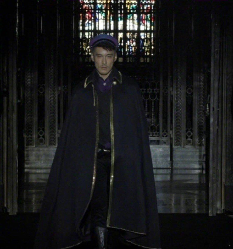 胡兵的大秀开场是瞿颖 这么多年两位的状态依然在线！这才是真正的职业素养和对时尚的