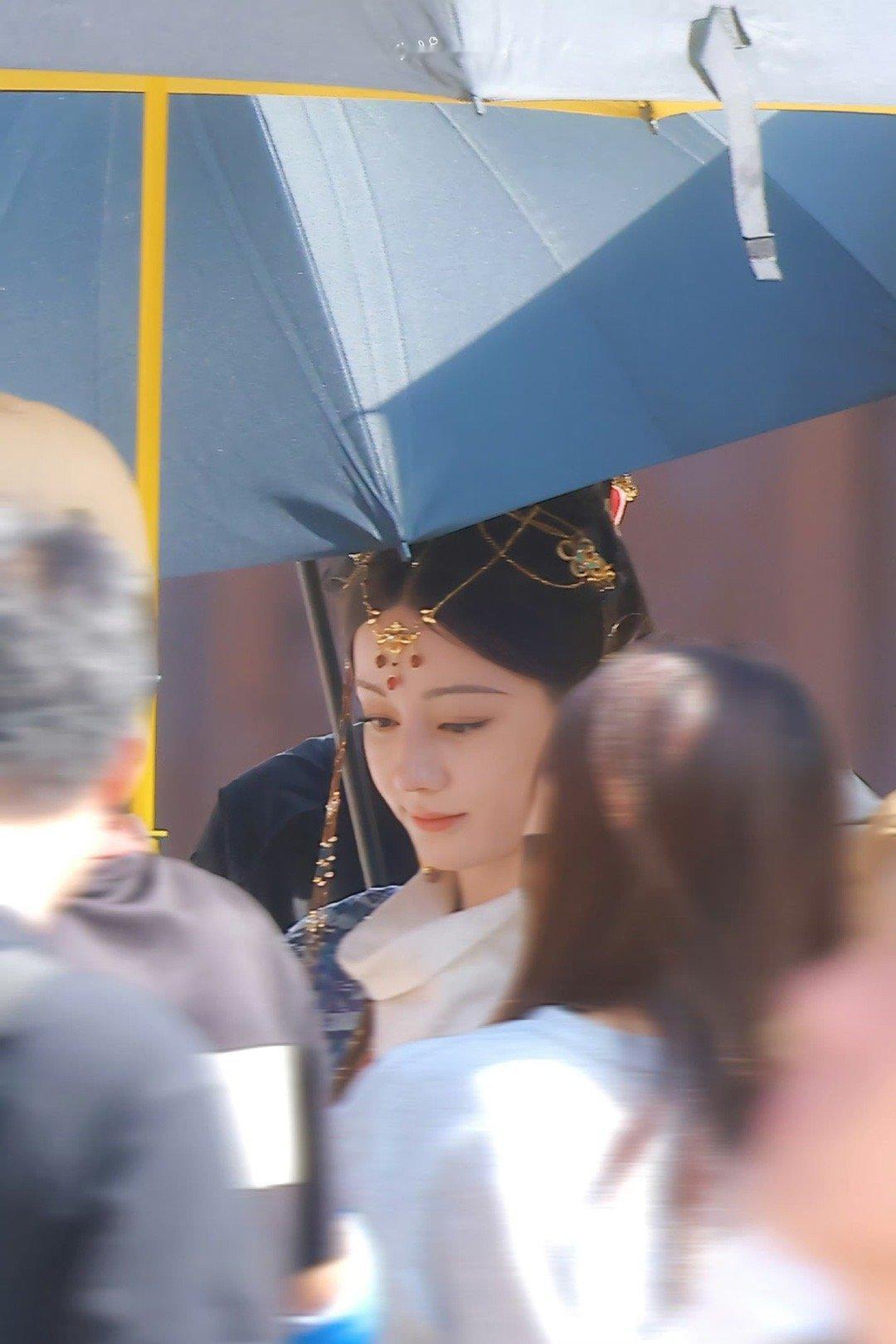 #迪丽热巴陈飞宇异域造型路透#真的不能边拍边播吗？如果不能，那我明天再来问。 ​