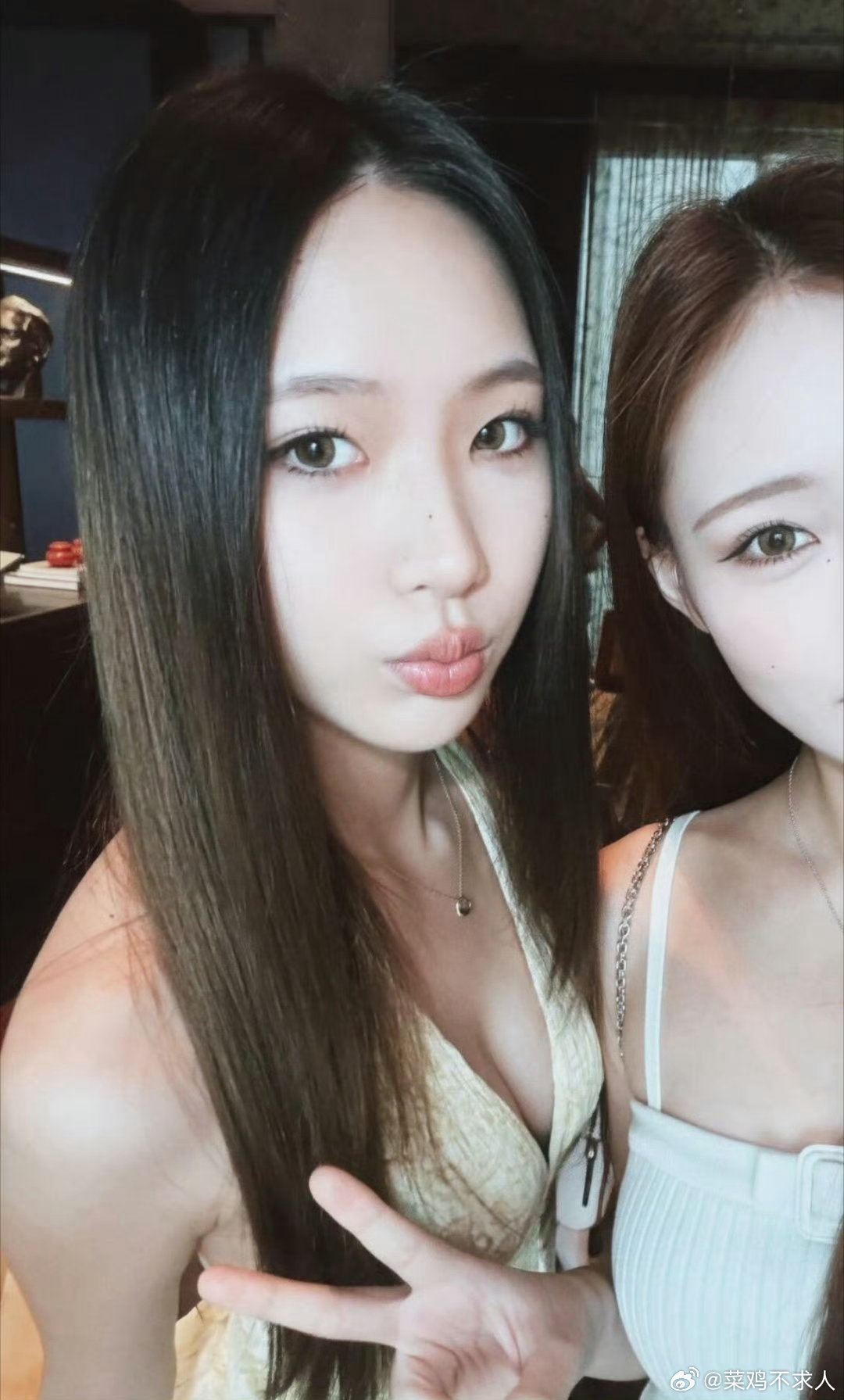 小S大女儿一直戴着大S送的项链小S大女儿戴着大S送的项链 小S脖子上的媛字清晰可
