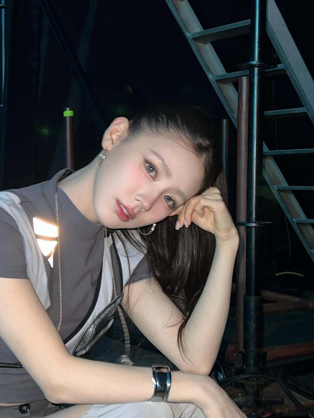 来人啊，给这个赵美延颁发一个，最佳大光明美貌奖[彩虹屁][彩虹屁][彩虹屁] ​