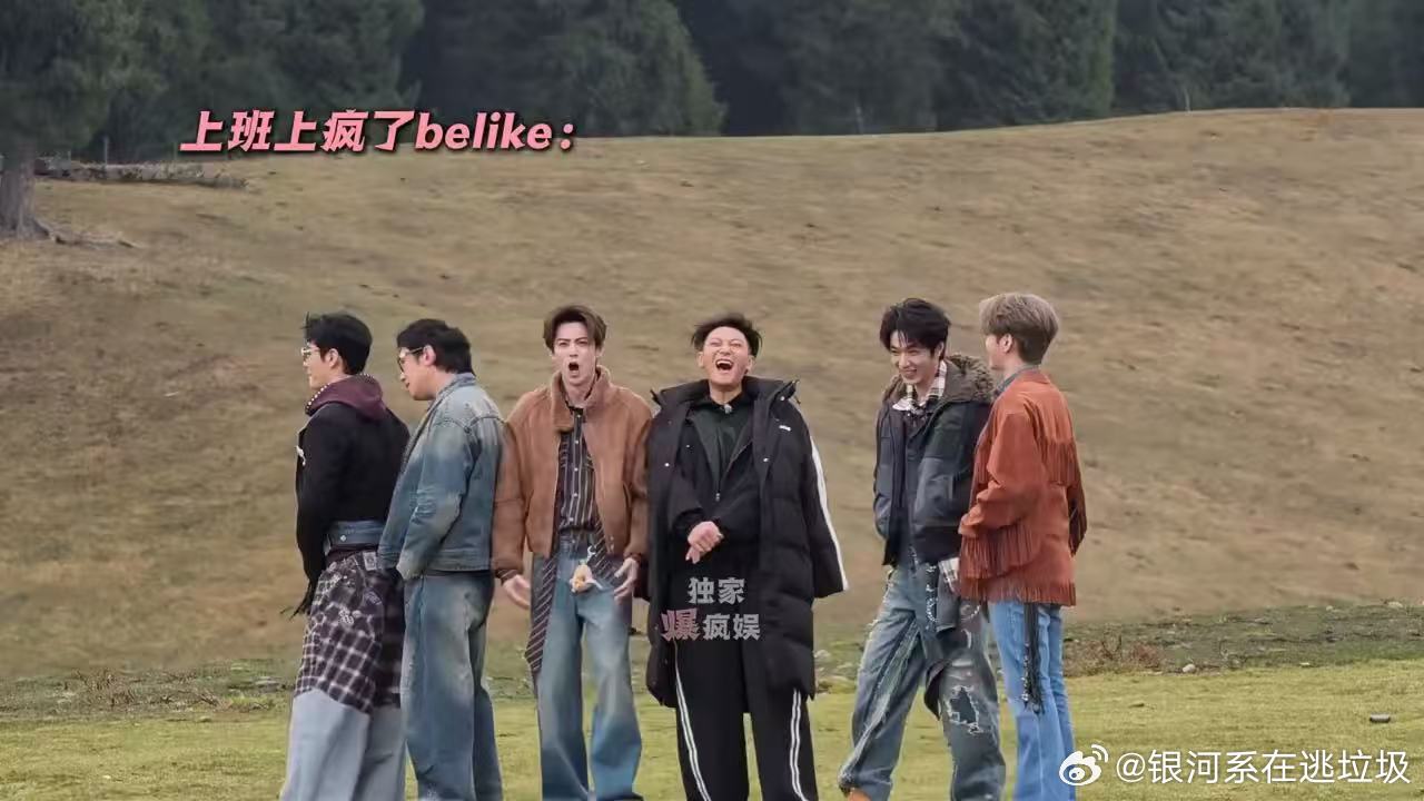 王鹤棣在闹黄子韬刘耀文在笑黄子韬刘耀文笑着看王鹤棣跳舞宇宙闪烁请注意 王鹤棣这状