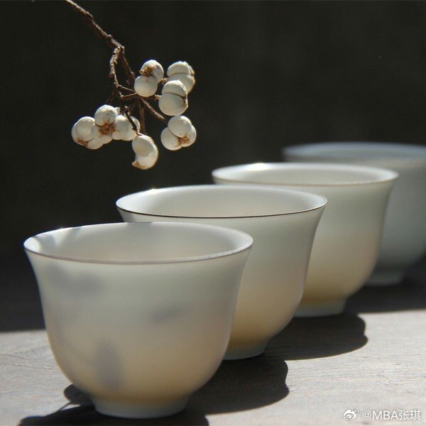人生如同品茶，慢慢滤去心中的浮躁，尘埃，回归平静，安宁。生活手记