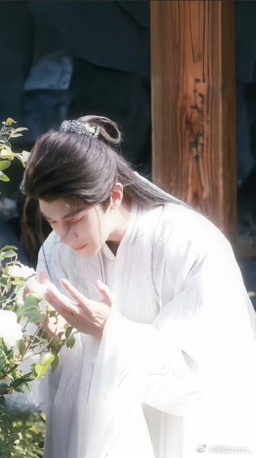 夏之光新剧定档海报夏之光柳为雪定档海报夏之光在《月鳞绮纪》中饰演的柳为雪，白发狐