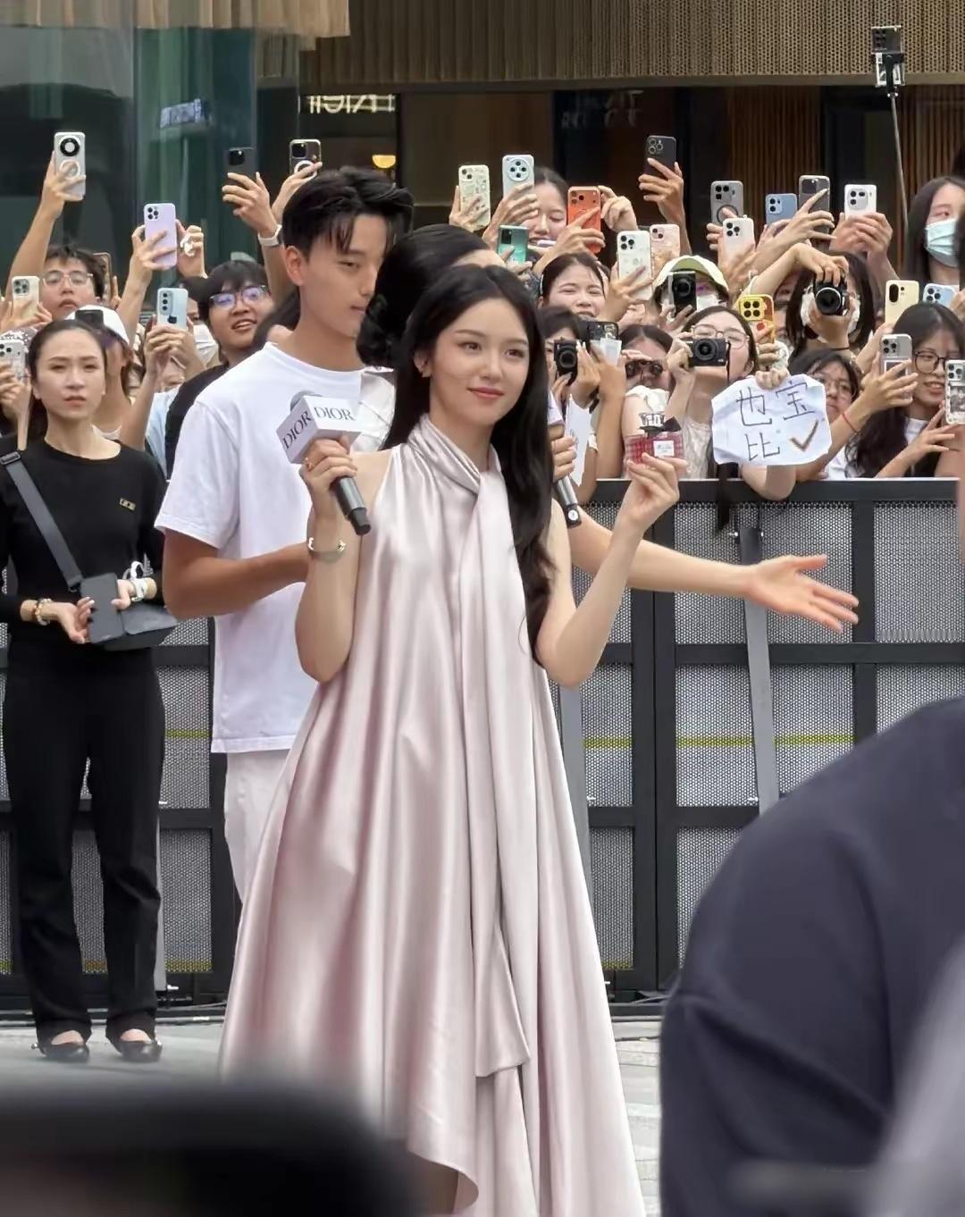 周也广州天环Dior活动，一袭粉缎挂脖裙，清冷贵气直接封神，生图状态好到发光 