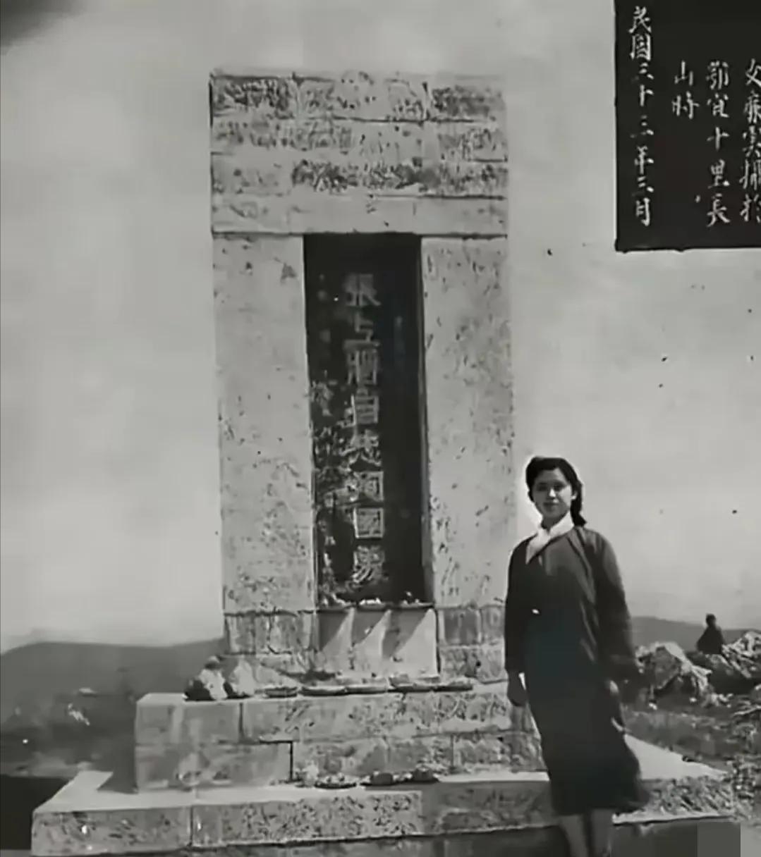 1944年，张自忠将军的女儿张廉云冒着生命危险，来到了父亲殉国之处湖北宜城，站在