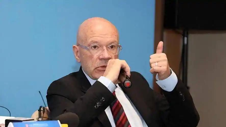 一百来年的国家，居然敢在一个当了两千年世界之巅的五千年文明面前，指手画脚，这是何