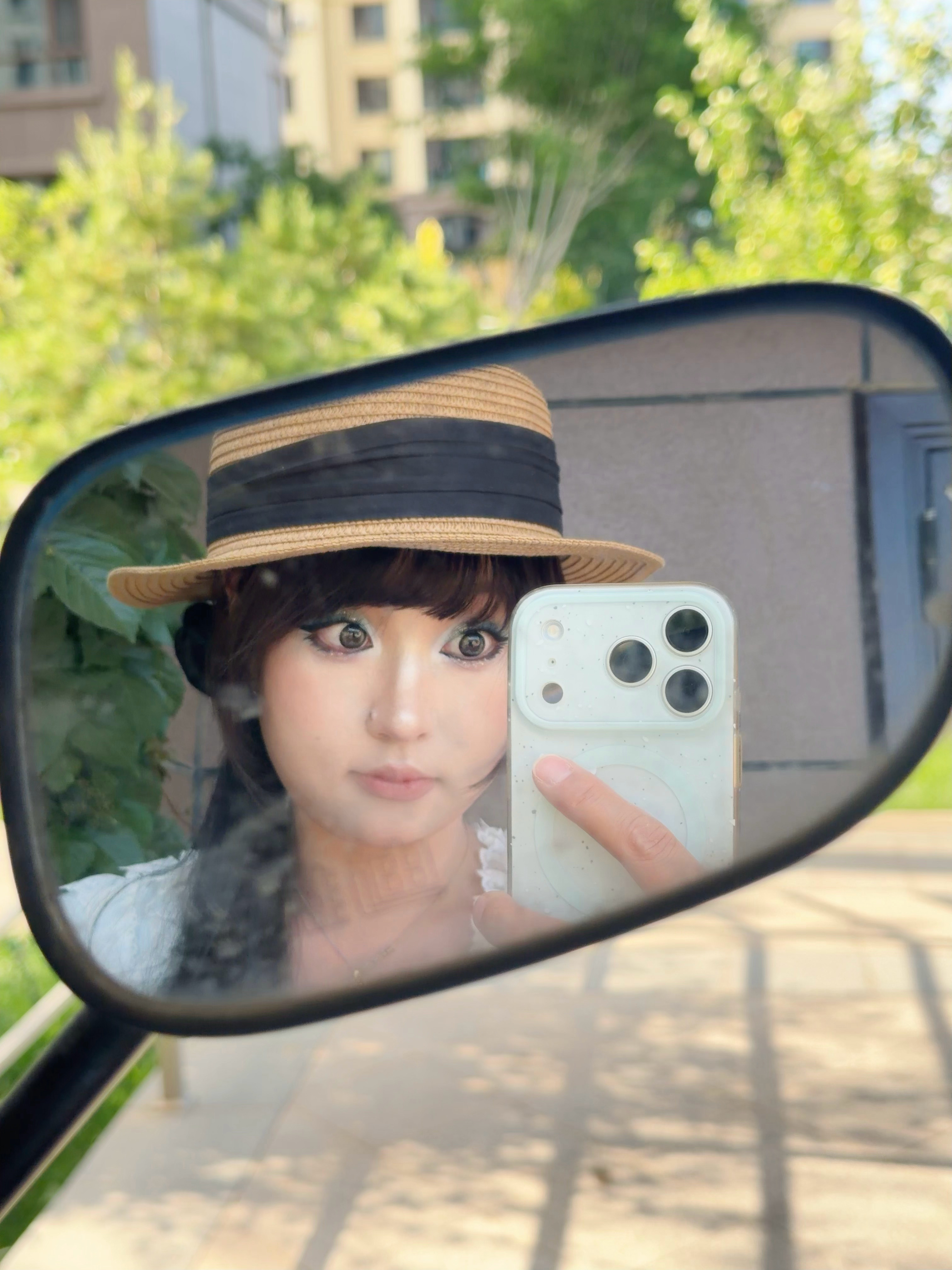 也不干啥，就是下楼去给电动车充电，然后化了个全妆🙈hhh，纯属玩，然后越描越起