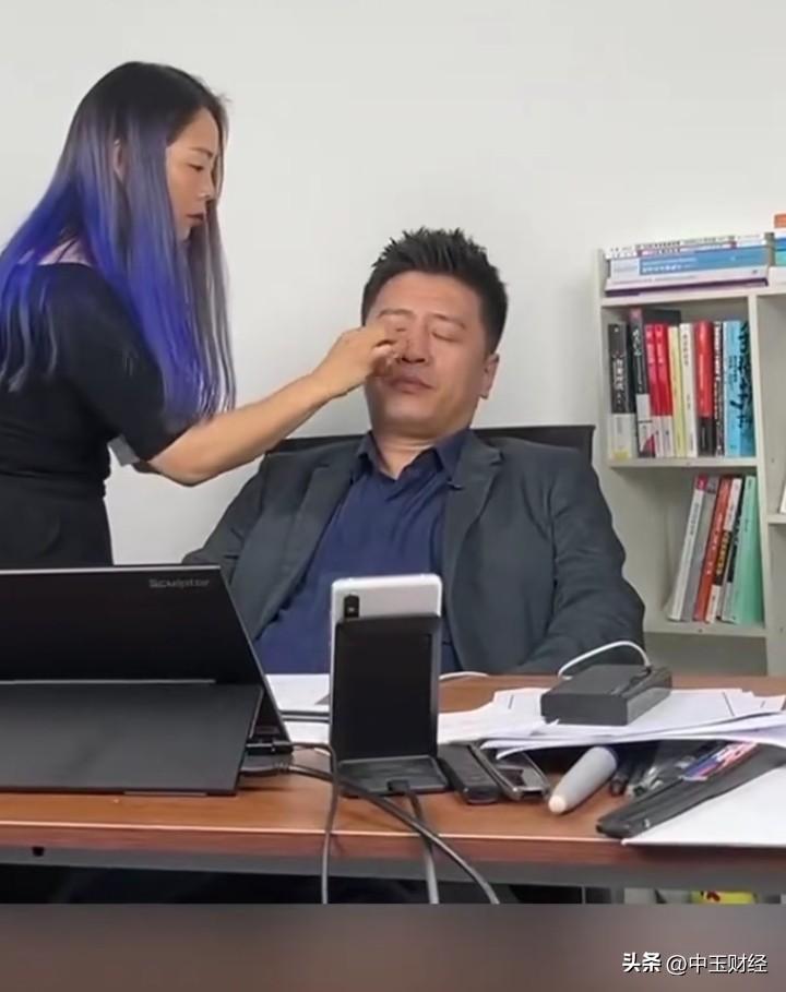 疲惫不堪的张雪峰为了公司发展，着实拼尽全力！