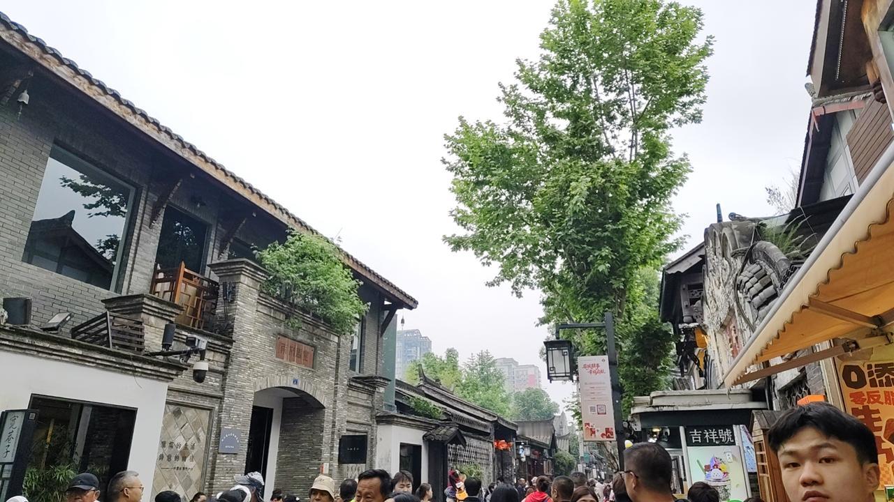 宽窄巷子人可真多
