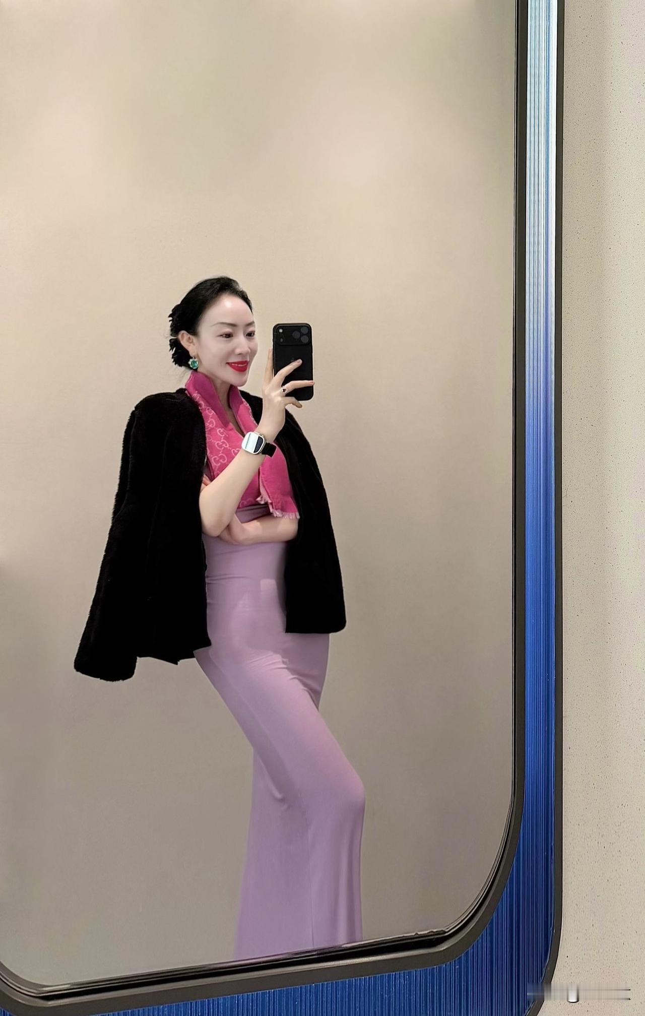 优雅穿搭指南：粉色丝巾+黑色外套，尽显时尚魅力！