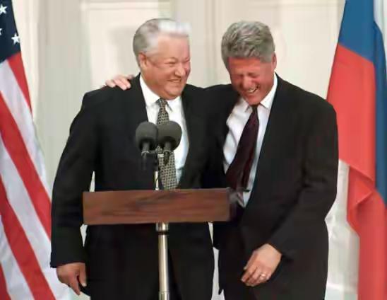 在记者会上，一位西方记者问道：俄罗斯未来是否会有新的“特别军事行动”？
普京表示