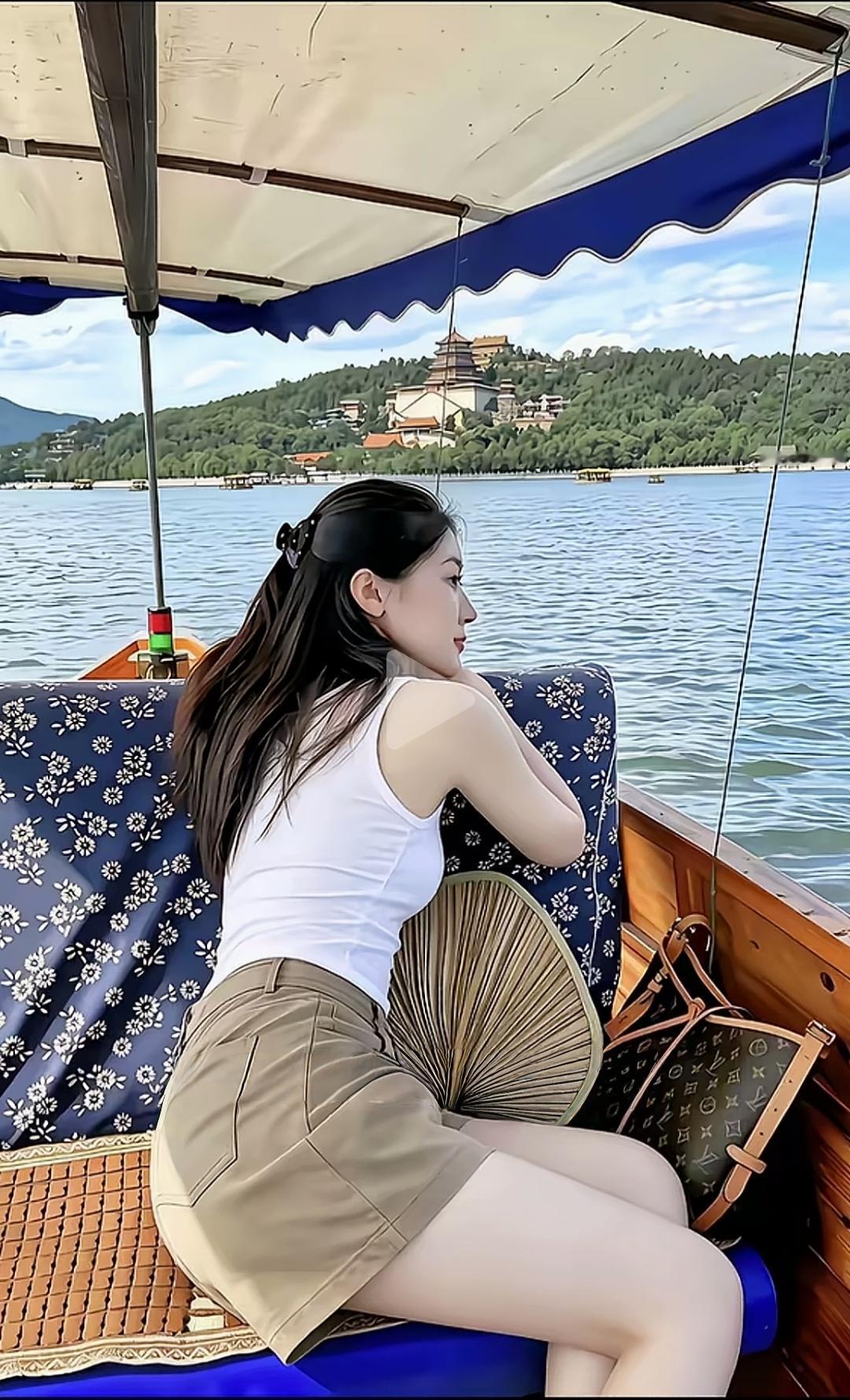 独自乘舟去赏景