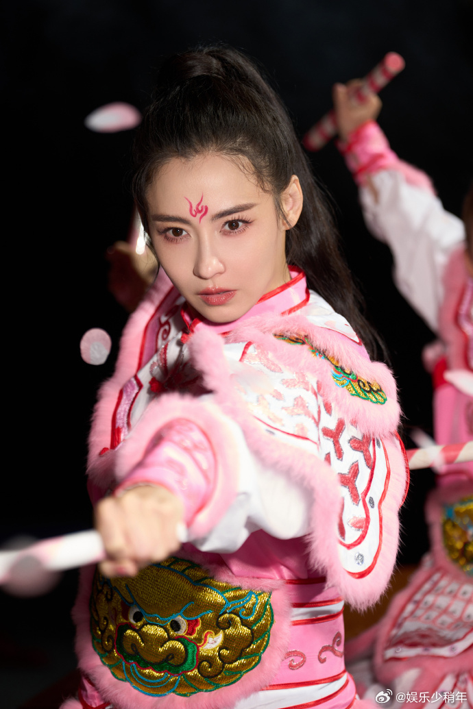 张柏芝被英歌舞小孩姐帅到 没想到张柏芝学英歌舞这么认真，每个动作都跟着模仿，被小