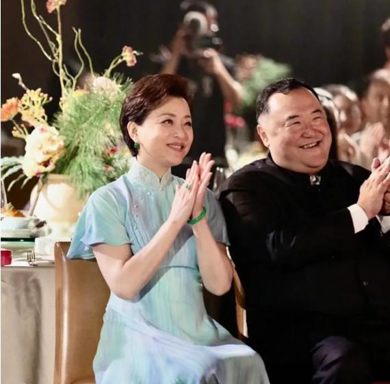 杨澜的丈夫吴征，用一张脸告诉你：真正的气场，从来不需要颜值撑场。
50多岁的杨澜