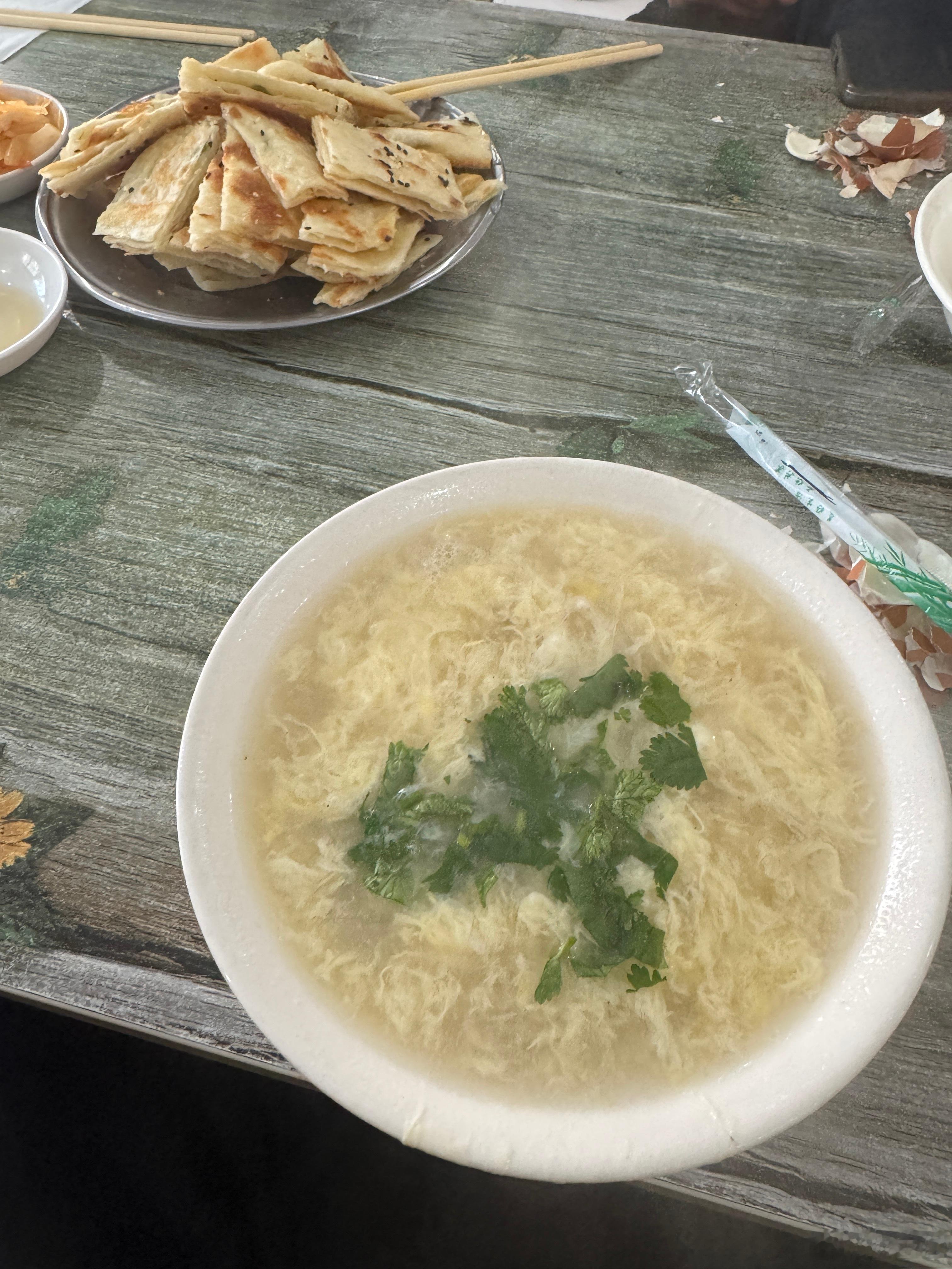 运城老母鸡汤，母鸡汤里冲鸡蛋，同事们一看价格，一碗3元，准备回去开店了[哈哈][