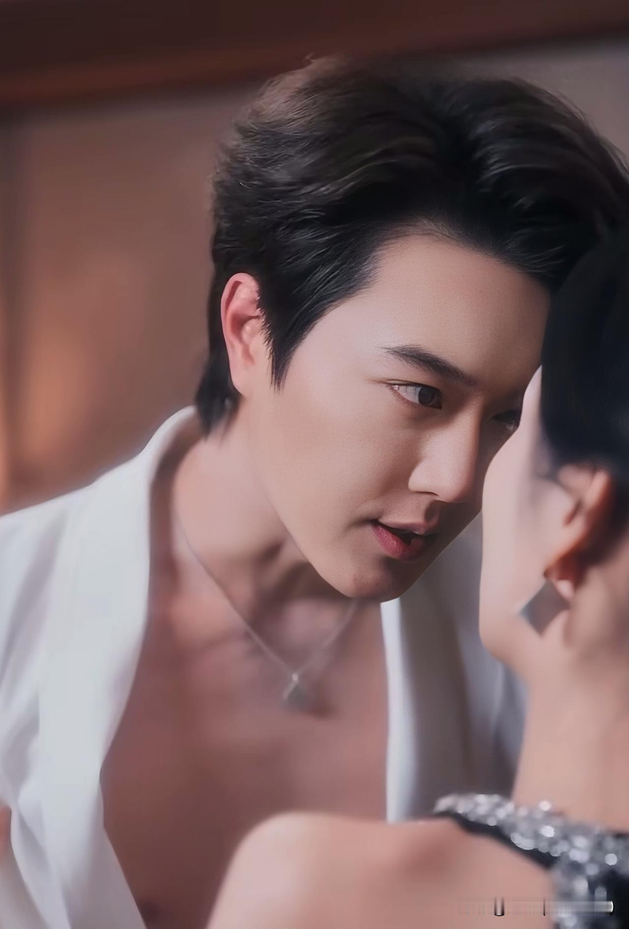 你的声音
文/刚柔

你的声音飘进耳朵
我便失聪了
世间一切声响都褪成背景
只有