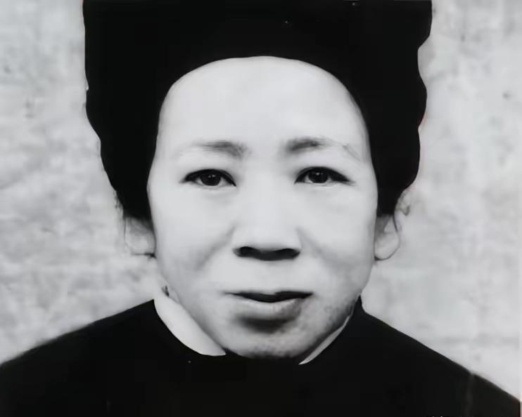 三百名八路军被七千名日寇团团包围住，在这危机时刻，孕妇张翠屏挺身而出说：我带你们