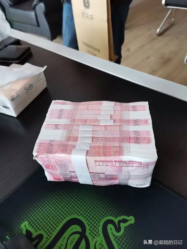 小妹女儿要结婚，婆家给了10万块钱买首饰，想想都吓人。如果搁在头些年，都够买钻戒