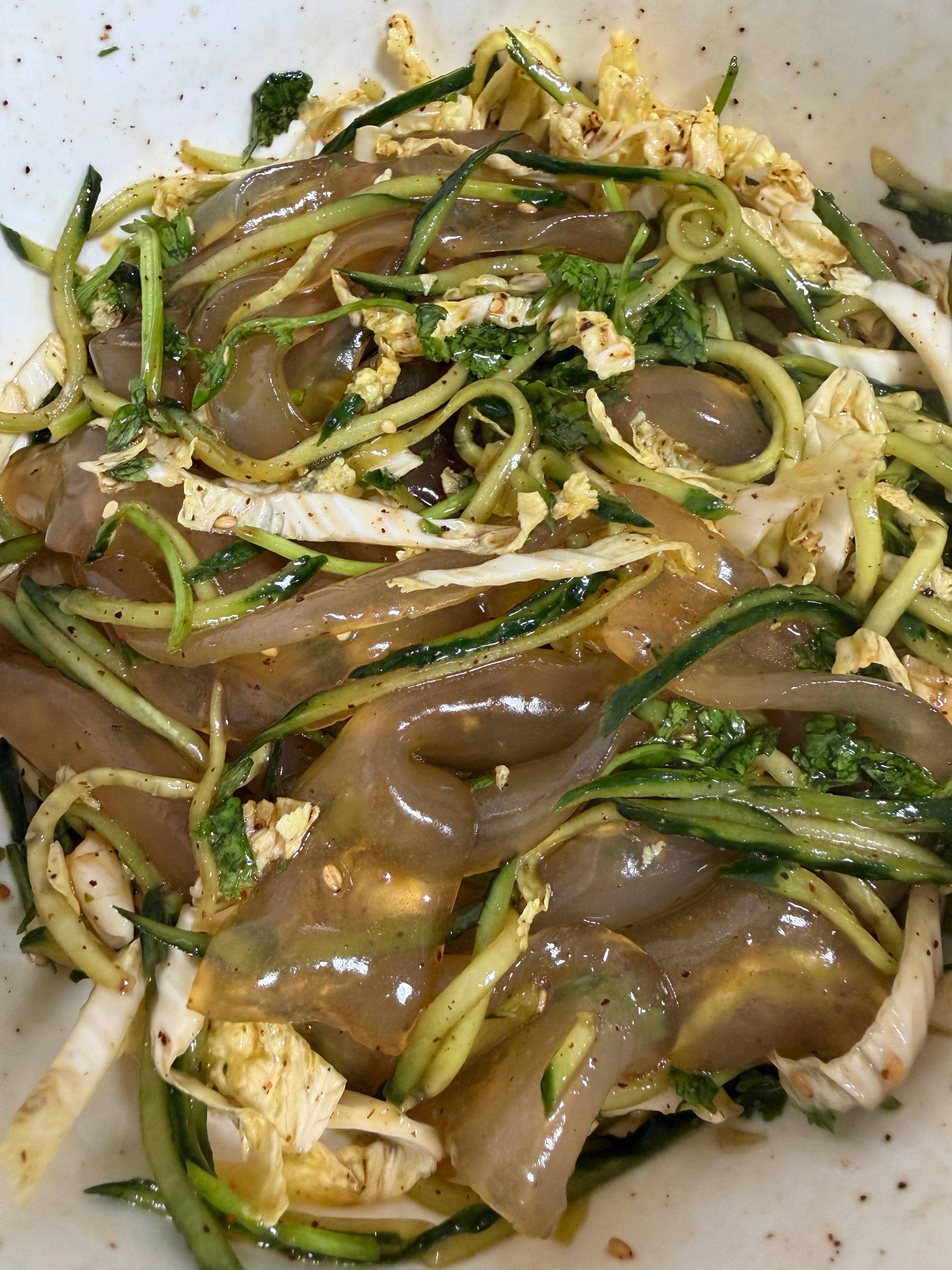 超级素的一顿晚饭，偶尔吃回凉皮还不错。 