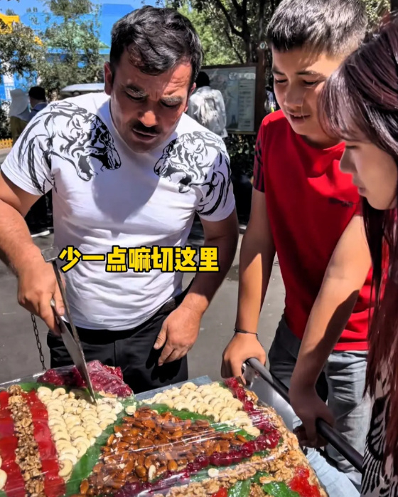 韩国女孩新疆买切糕花了346元以前在深圳经常见到推车卖切糕的新疆人，现在都电商了
