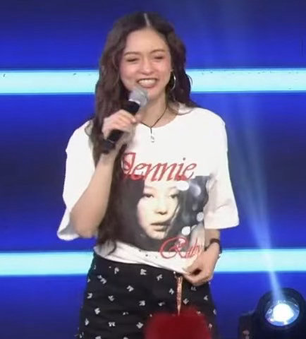 菲律宾女演员Kim Chiu今天在中午节目“It's Showtime”上穿着J