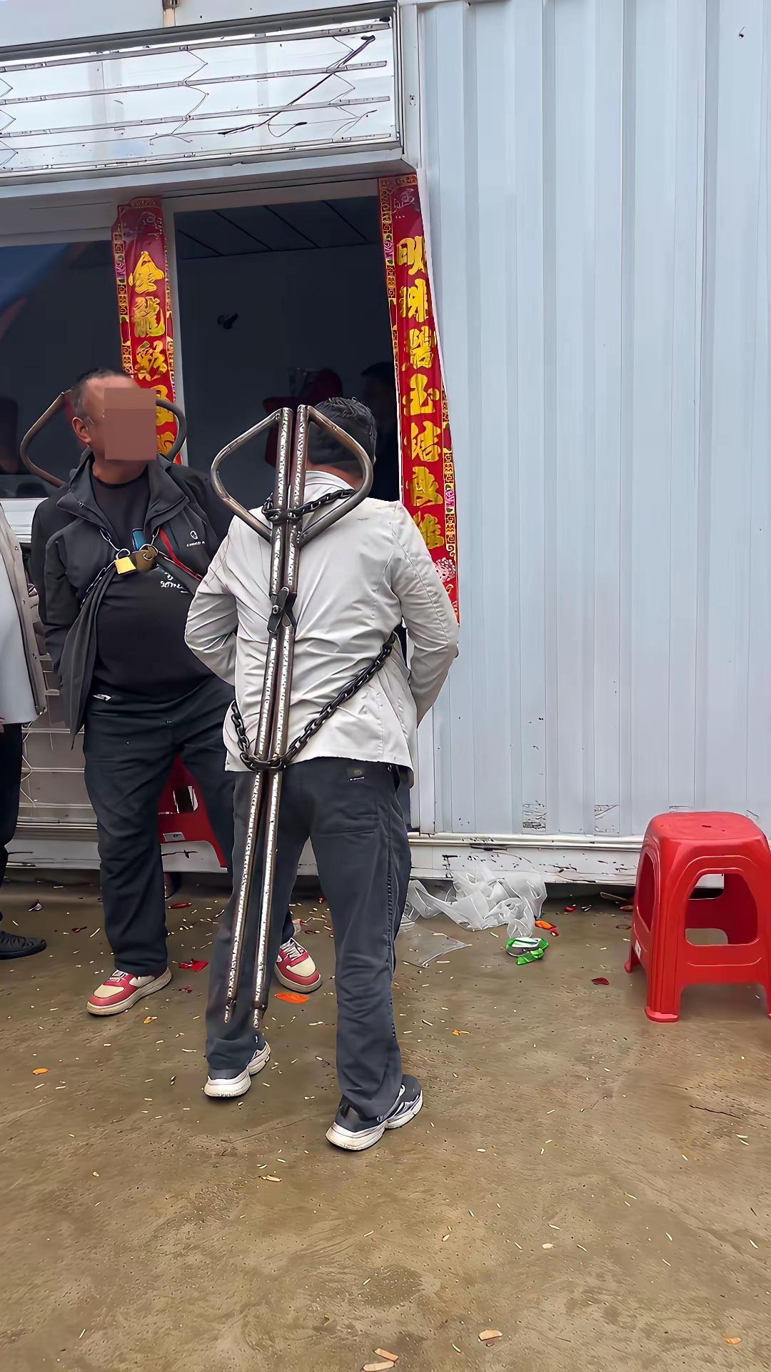有没有湖北的朋友？这个是什么习俗啊？怎么感觉在背上背了一个大钳子一样？这个是用来