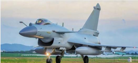 3月25日，中部战区飞行员史录权开着歼-10C巡逻时。竟然在自家大门口，被外机火