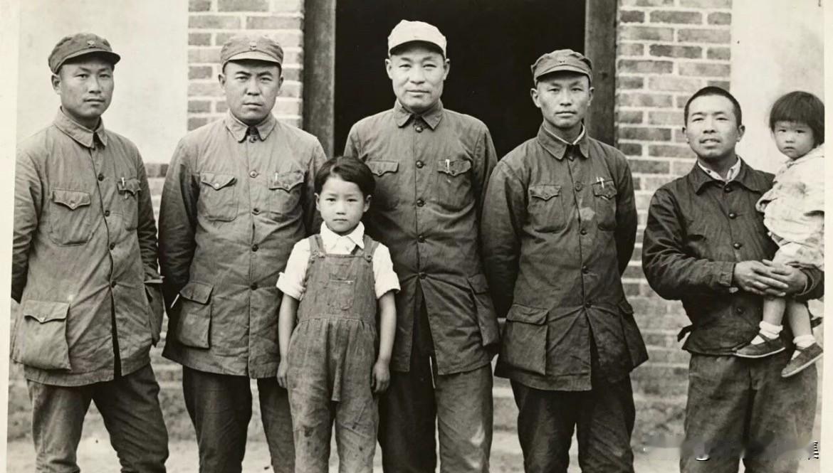 1946年，山东野战军第七师部分领导干部合影，照片左起：孙仲德（第七师参谋长），