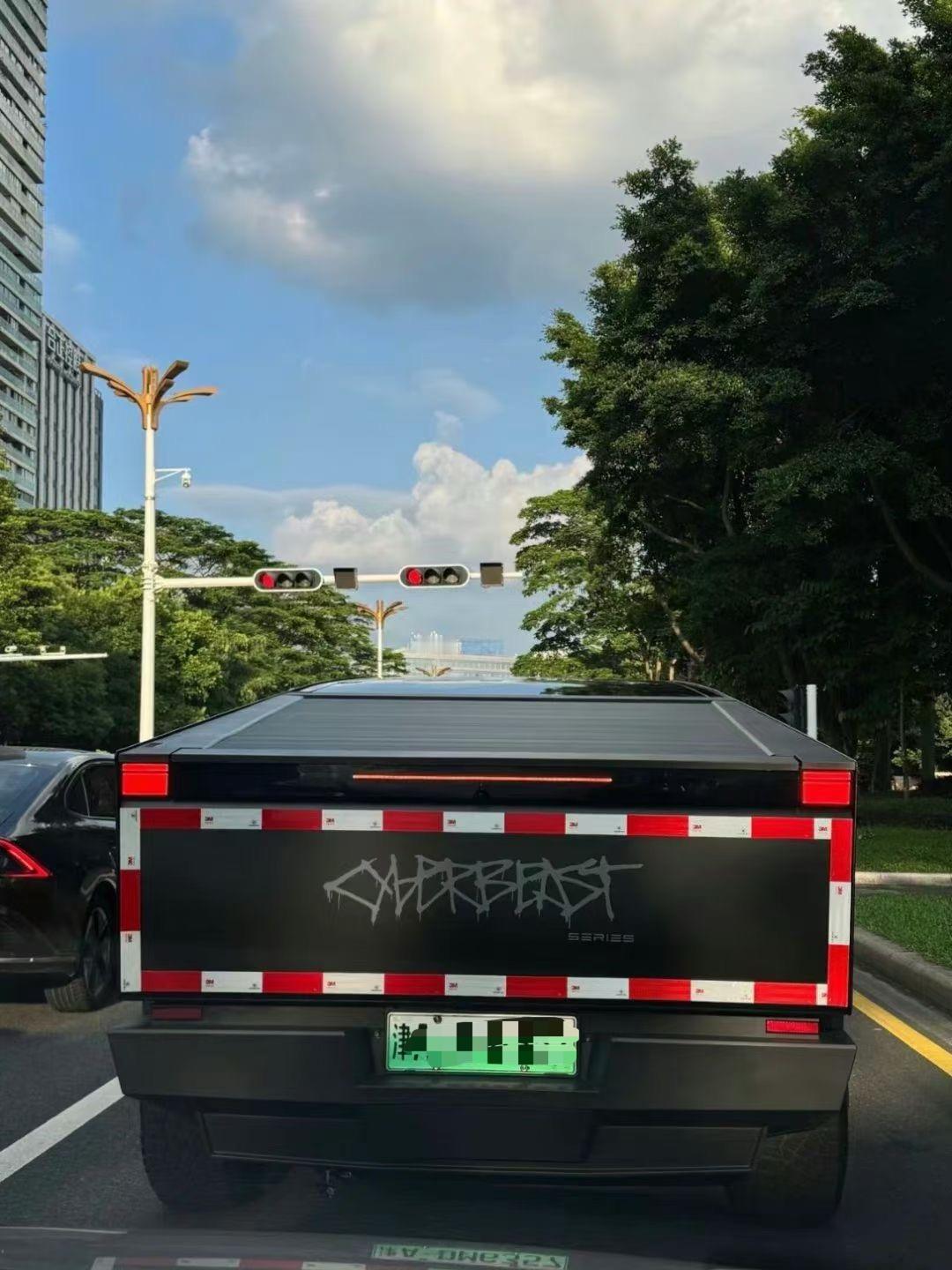 特斯拉Cybertruck，反光条上身…赛博味瞬间消失术！[笑cry] ​​​