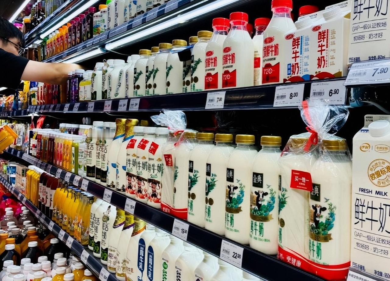 原奶价格又跌破底线，来到三块钱一公斤。
这价位已经贴着牧民的生产成本了，再往下掉