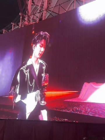 马嘉祺夜访吸血鬼新音舞台 现场的氛围因为他的到来而变得热烈，观众如潮水般的欢呼是