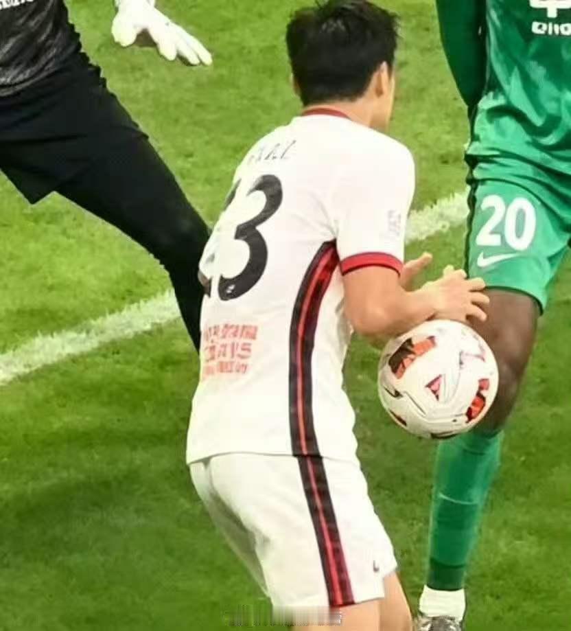 廖力生的确手球了，图1不明显，图2更明显。难道当值裁判和VAR裁判都眼瞎了吗？北