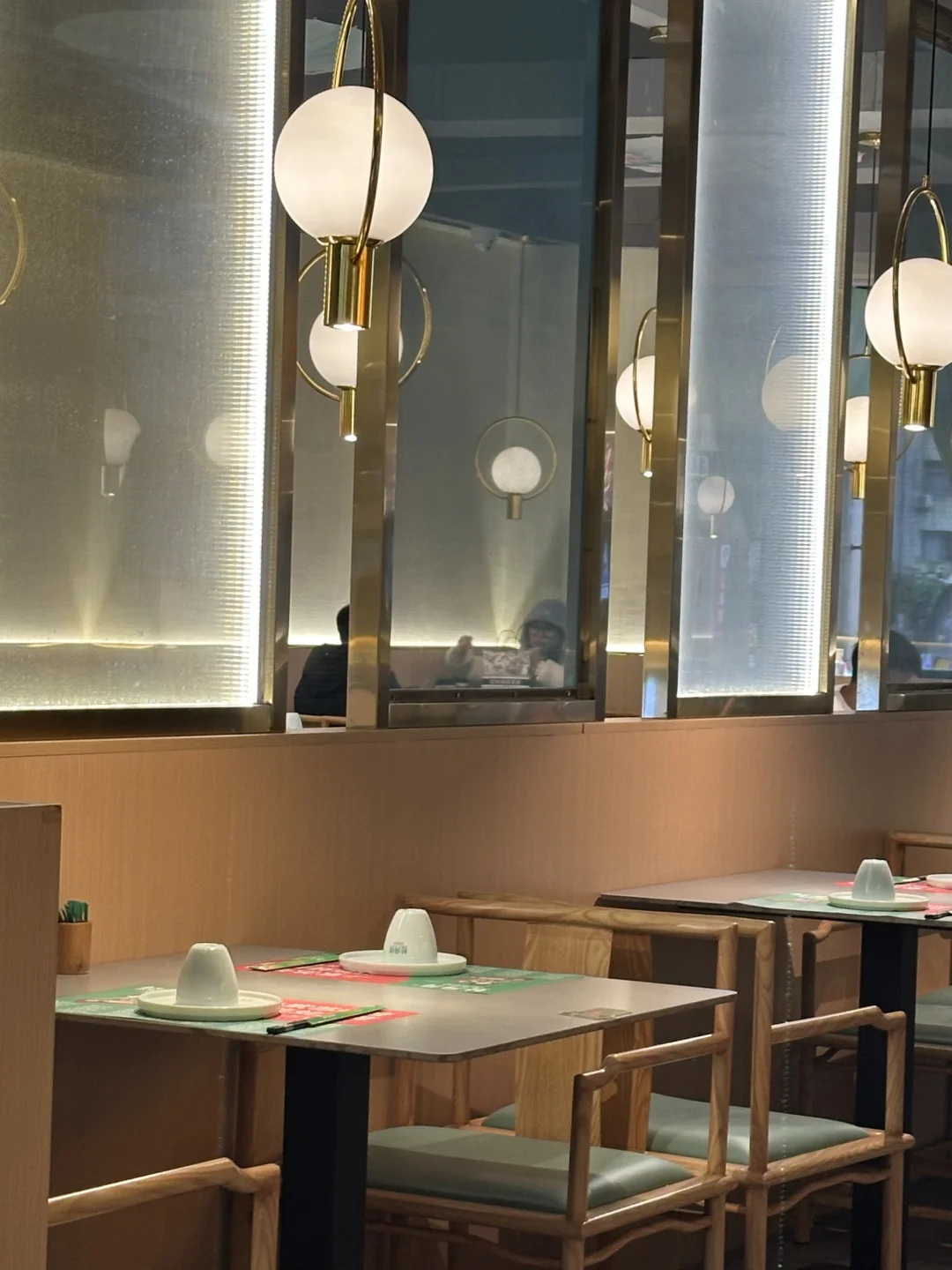 建议大家千万不要大手大脚的去花钱，你知道现在赚钱有多难，大家心里都有数...