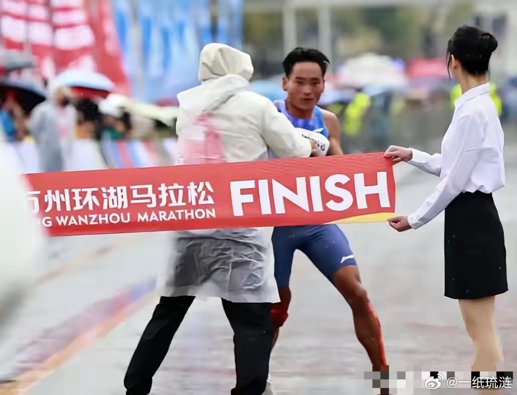 外媒痛批万州马拉松！爆料冠军多次向裁判解释，仍被强行推出赛道真的越看越气，运动员