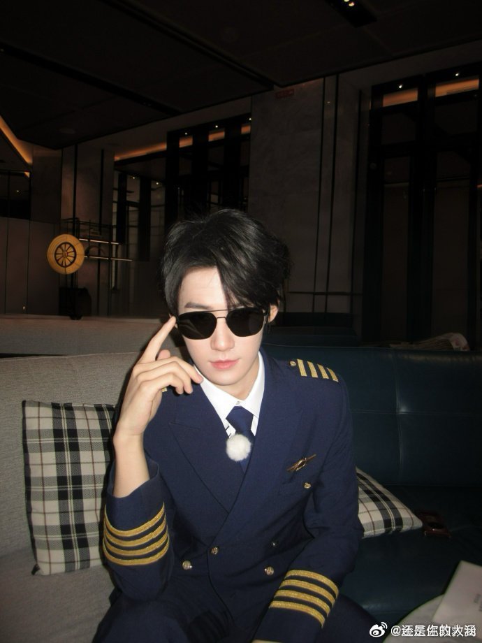 张真源机长造型返场 张真源机长造型白月光回归奔跑吧，制服造型帅气翻倍，温柔与气场