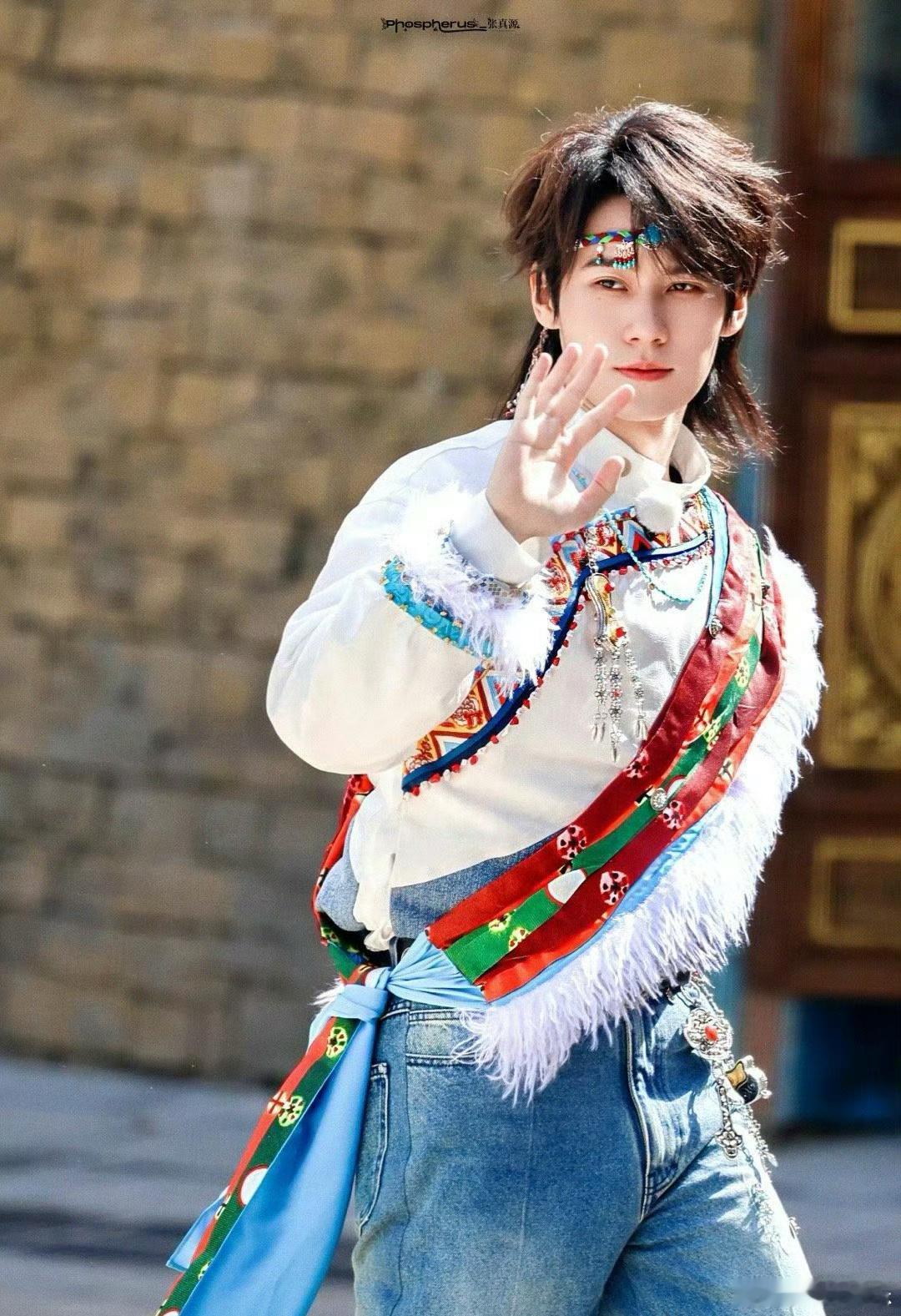 张真源奔跑吧今日份ootd，一身蓝色民族服饰，还有狼尾发型，少年感扑面而来！[求