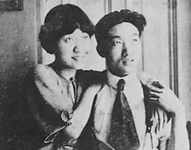 1932年，徐悲鸿从上海出差回家，发现自己精心培育的10棵枫树苗，被妻子派人连根