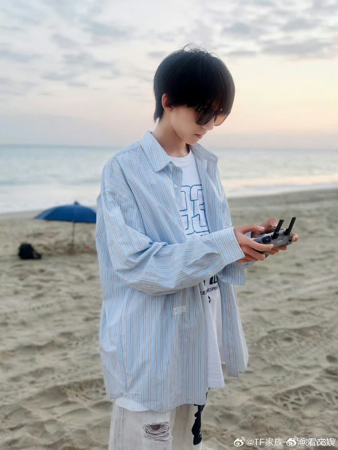 杨博文跳伞时手上画了粉色的冲冲冲杨博文粉色的冲冲冲 粉色的冲冲冲 