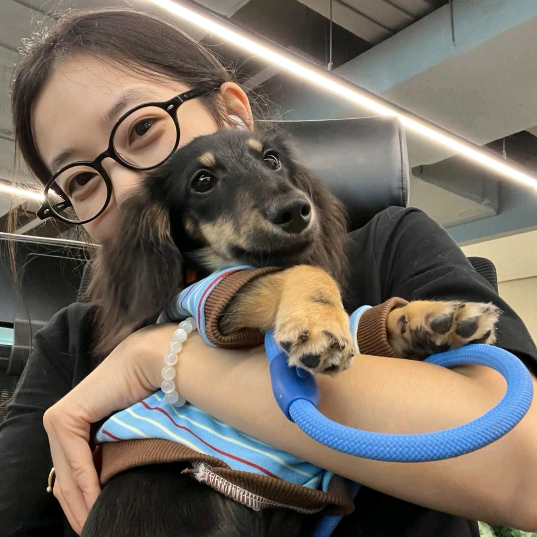 有一个幸福的女孩 正在读我这句话 