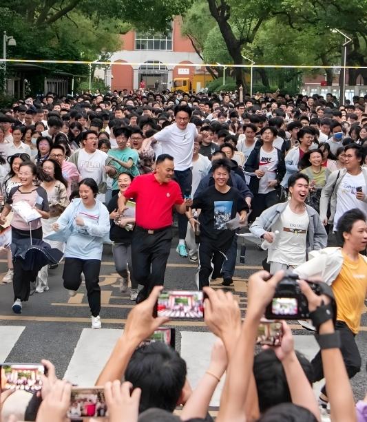 678：“录取吧”！
高考为啥偏偏定在 6 月？看完才懂背后用心。

很多人好奇