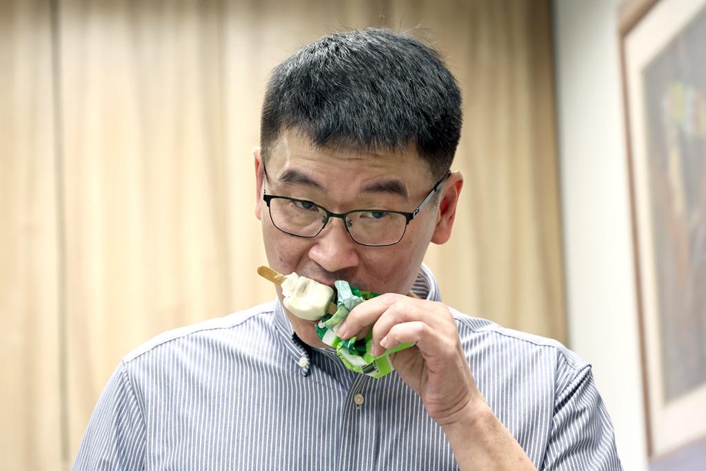 梁文杰认购15.5万元菠萝释迦 粉专挖绿营黑历史：又要报公帐？
陆委会副主委梁文