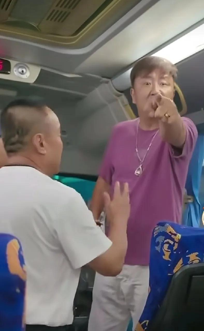 这人凶神恶煞，嚣张至极，非法执业，恐吓游客。
还好泰国警方不惯着你。
