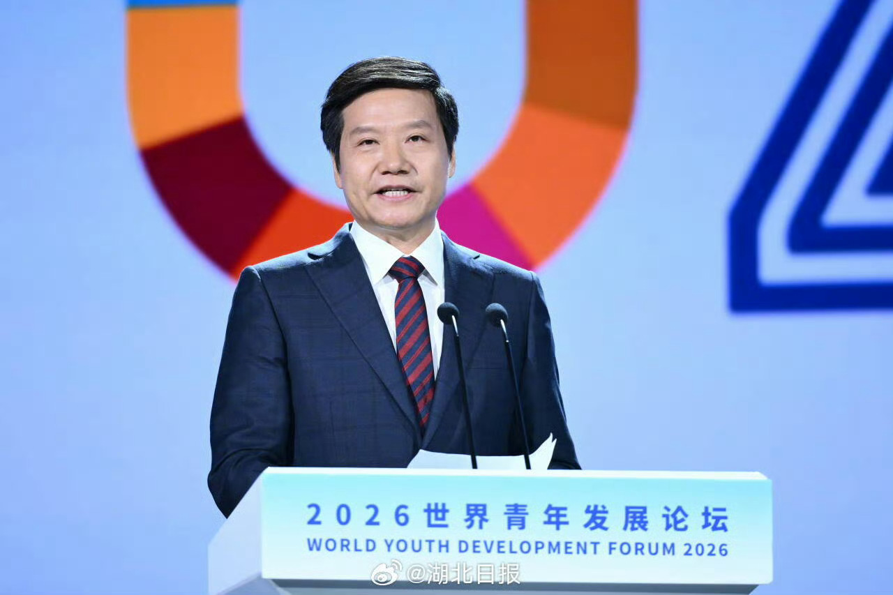 被雷军的反差萌戳到了前一秒蹲路边过早!后一秒西装革履赴论坛